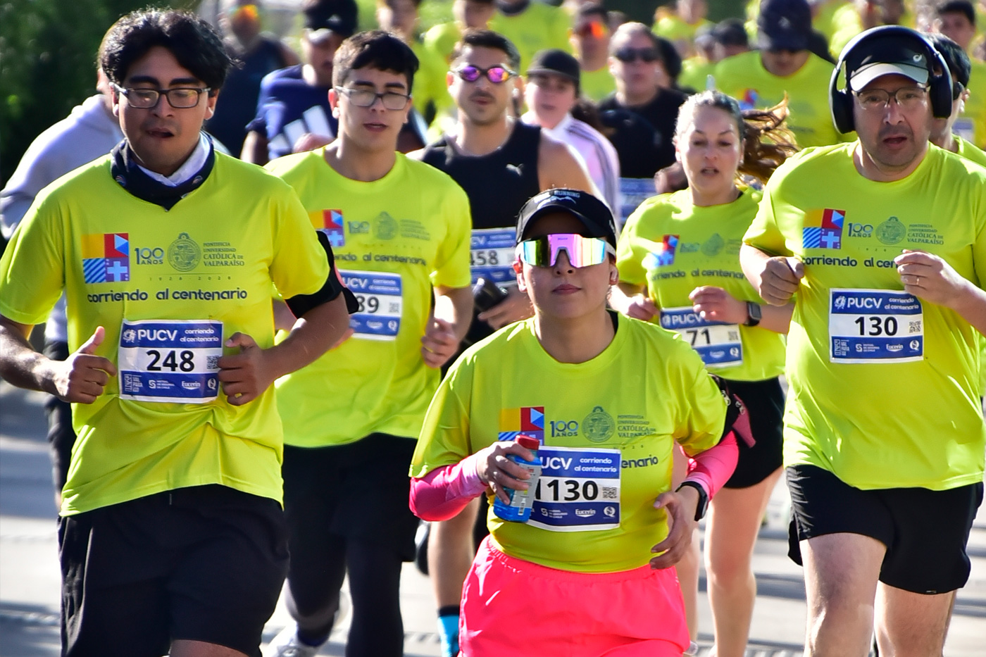 Corredores con la polera y el número de competencia de Corriendo al Centenario PUCV