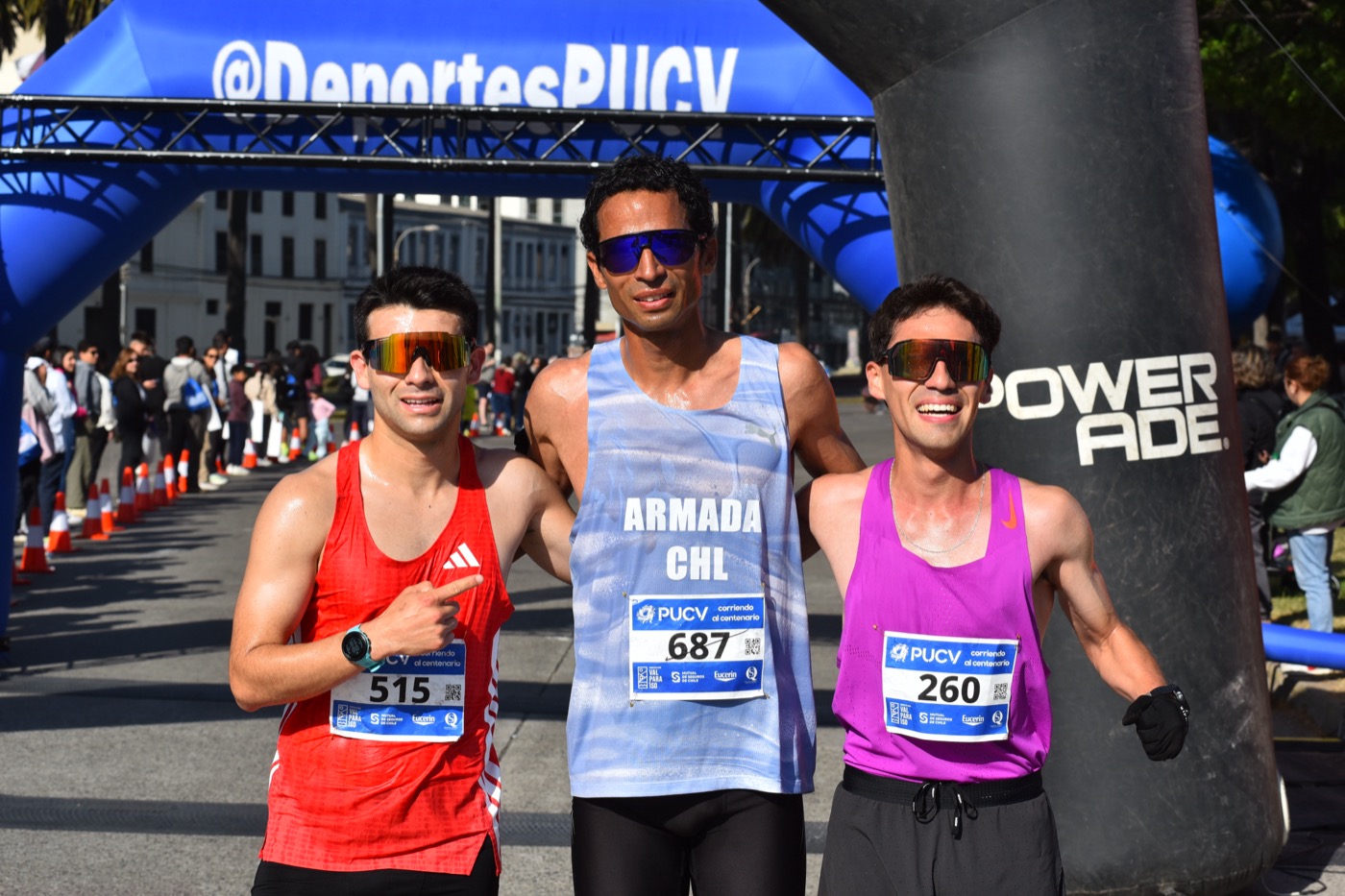 Corredores con sus números de competencia en la meta de Corriendo al Centenario PUCV